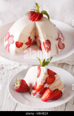 Stück Käse Kuchen Mascarpone und frischen Erdbeeren Nahaufnahme auf dem Tisch. Vertikal Stockfoto