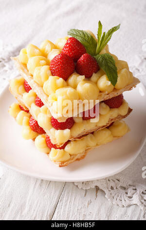 Französische Erdbeere Millefeuille mit Vanillepudding Closeup auf einem Teller auf den Tisch. vertikale Stockfoto