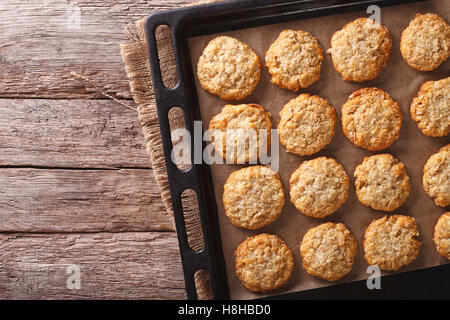Australische Haferflocken Cookies Nahaufnahme auf ein Backblech auf den Tisch. horizontale Ansicht von oben Stockfoto