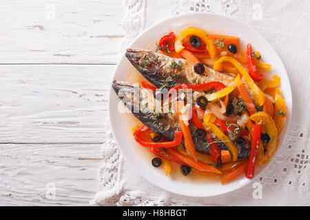 Escabeche Fisch: Makrele in Gemüse Marinade Nahaufnahme auf einem Teller auf den Tisch. horizontale Ansicht von oben Stockfoto