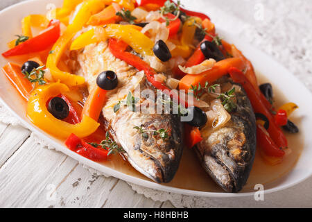 Makrele in Gemüse Marinade Nahaufnahme auf einem Teller auf den Tisch. Horizontale Stockfoto