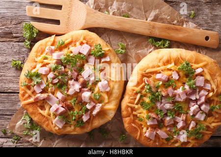 Langos ungarische Pfannkuchen mit Schinken und Käse Nahaufnahme auf dem Tisch. Horizontalview von oben Stockfoto