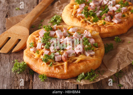 Langos ungarische Pfannkuchen mit Schinken und Käse Nahaufnahme auf dem Tisch. horizontale Stockfoto