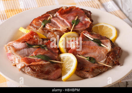 Italienisches Rindfleisch Saltimbocca mit Salbei, Schinken und Zitrone Nahaufnahme auf einer Platte. horizontale Stockfoto