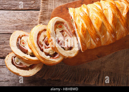 Venezolanische leckeres Brot pan de Jamon close-up auf dem Tisch. Horizontale Ansicht von oben Stockfoto