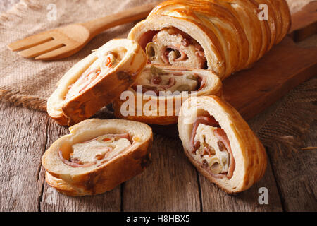 Venezolanische Küche: Weihnachten Laib Pan de Jamon close-up auf dem Tisch. Horizontale Stockfoto