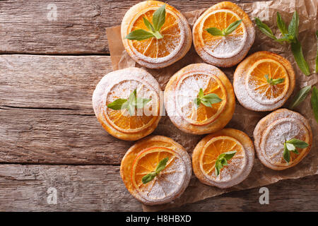 Hausgemachte Kekse mit Mandeln und Orangen Nahaufnahme Papier auf dem Tisch. Horizontale Ansicht von oben Stockfoto