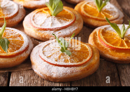 Frisch gebackene Kekse mit Orangen und Minze-close-up auf dem Tisch. horizontale Stockfoto