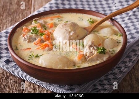 Cremige Suppe mit Huhn und Gemüse hautnah in einer Schüssel auf dem Tisch. horizontale Stockfoto