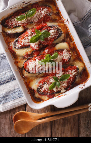 Italienische Auberginen Melanzane Alla parmigiana hautnah in Auflaufform auf den Tisch. vertikale Ansicht von oben Stockfoto