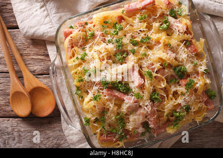 Österreichische Küche: Schinkenfleckerln Makro in Auflaufform auf den Tisch. horizontale Ansicht von oben Stockfoto