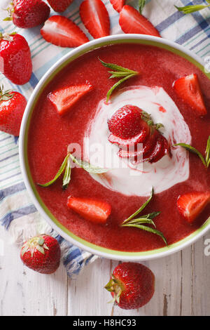 Suppe von frischen Erdbeeren mit Joghurt hautnah in einer Schüssel auf dem Tisch. vertikale Ansicht von oben Stockfoto