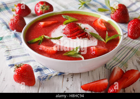 Suppe von frischen Erdbeeren mit Joghurt hautnah in einer Schüssel auf dem Tisch. horizontale Stockfoto