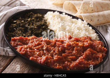 Äthiopische Küche: Kitfo mit Kräutern und Käse auf einen Teller und Injera. Horizontale Stockfoto