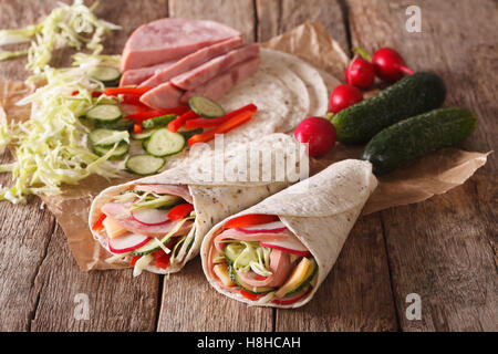 Sandwich Brötchen mit Schinken, Käse und frischem Gemüse Nahaufnahme und Zutaten auf den Tisch. horizontale Stockfoto