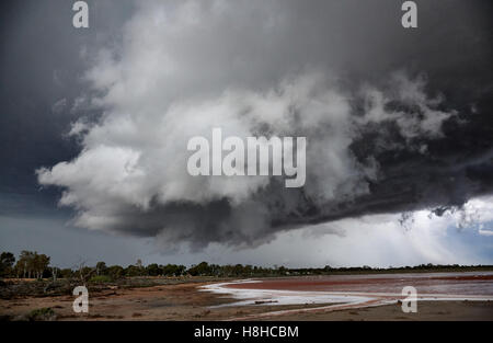 Beschädigung Gewitter über ein Salt Lake in der Nähe von Mildura, Victoria, Australien Bildung Stockfoto