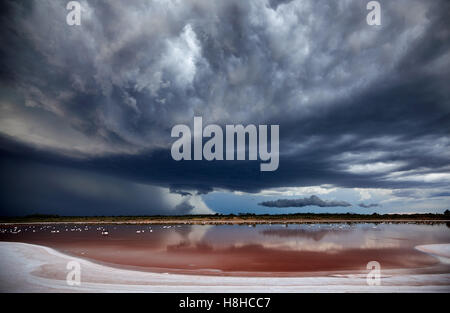 Schädlich, Gewitter bilden der Salzsee in der Nähe von Mildura, Victoria, Australien. Ungewöhnlich späten Frühling Gewitter, zunehmend gewalttätig und destruktiv. Stockfoto