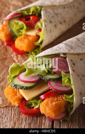 Sandwich-Brötchen mit Fisch und Gemüse Makro auf dem Tisch. Vertikal Stockfoto