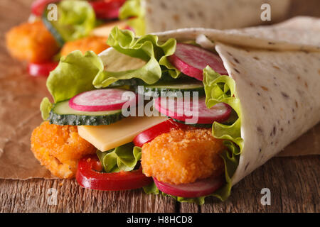 Sandwich-Brötchen mit Fisch und Gemüse Makro auf dem Tisch. horizontale Stockfoto