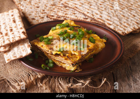 Jüdischen Omelett: Matzah Brei mit Frühlingszwiebeln Nahaufnahme auf einer Platte. horizontale Stockfoto