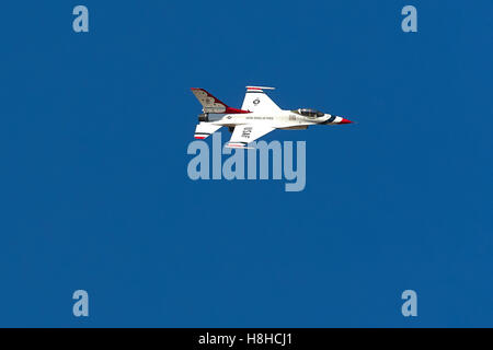 USAF "Thunderbirds" Display Team f-16 üben über den Panamint Valley, Kalifornien. Stockfoto