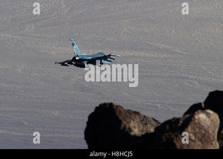 US Air Force F-16 C, fliegen auf niedrigem Niveau durch Rainbow Canyon, Kalifornien. Stockfoto