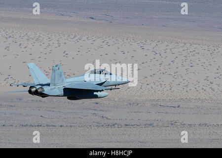 US Navy F/A-18F, fliegen über das Panamint Vallley, Kalifornien. Stockfoto