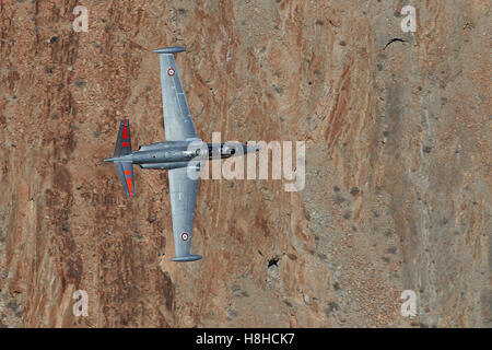 Fouga Magister, 50er Jahre Französisch gemacht Jet-Trainer, fliegen auf niedrigem Niveau durch Rainbow Canyon, Kalifornien. Stockfoto