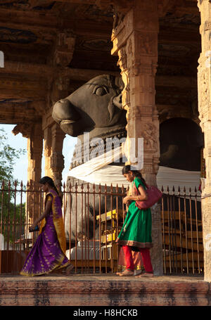 Pilger im Brihadeeswarar-Tempel in Thanjavur, Tamil Nadu, Indien. Stockfoto