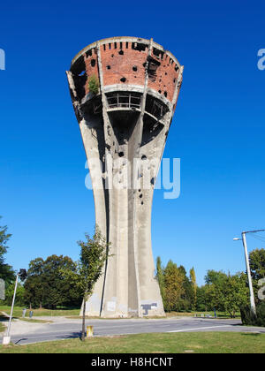 Wasserturm in Vukovar, Kroatien. Während der Schlacht von Vukovar 1991, der Wasserturm wurde eines der häufigsten Ziele von einem Stockfoto