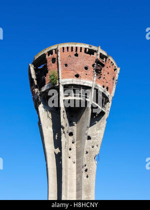 Wasserturm in Vukovar, Kroatien. Während der Schlacht von Vukovar 1991, der Wasserturm wurde eines der häufigsten Ziele von einem Stockfoto