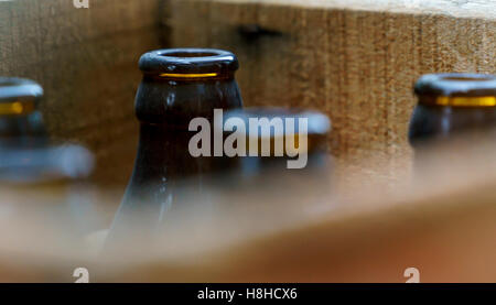 Altes Bier Flaschen in Holzkiste auf Anzeige außen ein Geschäft. Stockfoto