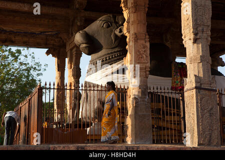 Pilger im Brihadeeswarar-Tempel in Thanjavur, Tamil Nadu, Indien. Stockfoto