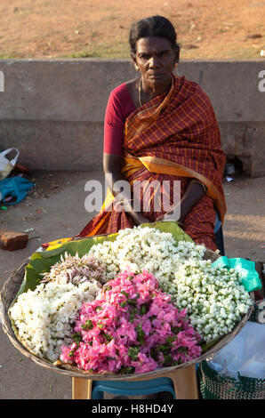 Frau verkaufen Blumen außerhalb des Brihadeeswarar Tempels in Thanjavur, Tamil Nadu, Indien. Stockfoto