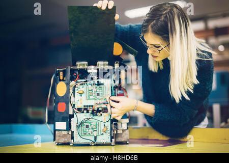 Maschinenbau und Robotik Student am Projekt arbeiten Stockfoto