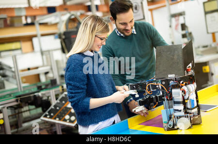 Maschinenbau und Robotik Student am Projekt arbeiten Stockfoto