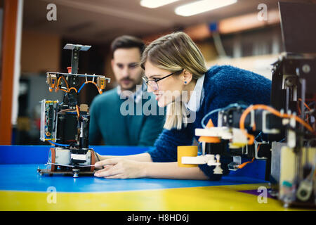 Maschinenbau und Robotik Student am Projekt arbeiten Stockfoto