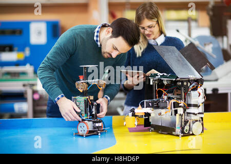 Maschinenbau und Robotik Student am Projekt arbeiten Stockfoto