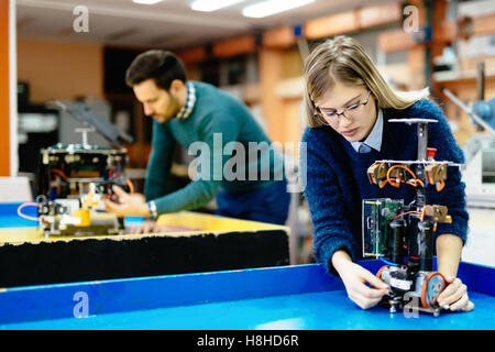 Maschinenbau und Robotik Student am Projekt arbeiten Stockfoto