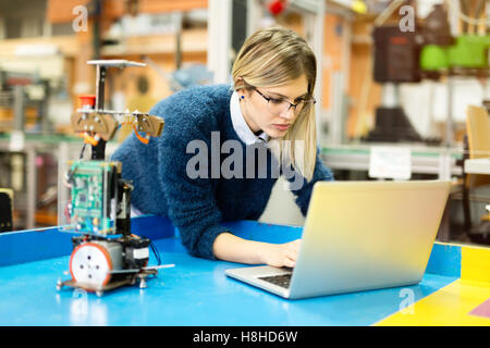 Maschinenbau und Robotik Student am Projekt arbeiten Stockfoto
