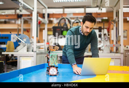 Maschinenbau und Robotik Student am Projekt arbeiten Stockfoto