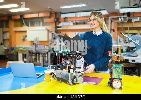 Maschinenbau und Robotik Student am Projekt arbeiten Stockfoto