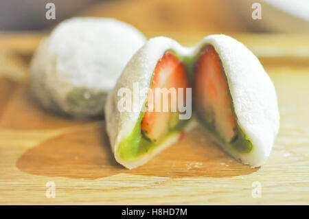 Daifuku Mochi oder Brötchen mit Erdbeer gefüllte, japanisches dessert Stockfoto