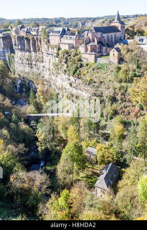 Das Bozouls Loch im Herbst und den oberen Teil des Dorfes (Frankreich). Das Loch ist eine hufeisenförmige Schlucht vom Fluss Dourdou gegraben. Stockfoto
