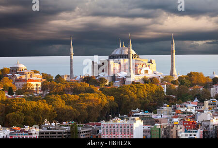 Hagia Sophia in Istanbul. Die Welt berühmten Denkmal der byzantinischen Architektur. Anzeigen des St.  Dom bei Sonnenuntergang. Stockfoto