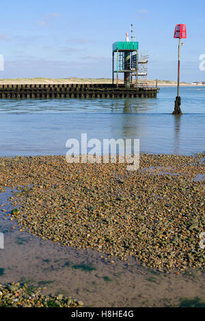 Eingang zum Hafen von Roggen in East Sussex Stockfoto