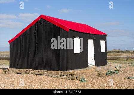 Einsame bunten Hütte am Kiesstrand bei Roggen in E. Sussex Stockfoto