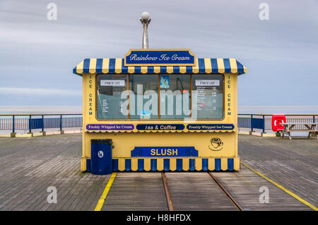 Eisdiele am Ende der Pier in Southport, Merseyside. Stockfoto