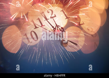 alte Uhr mit Feuerwerk und Weihnachtslichter - Silvester um Mitternacht Stockfoto