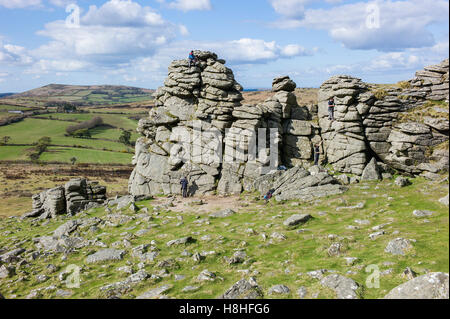 Kletterer auf der Granit-Felsen von Hound Tor, Dartmoor Nationalpark. Devon, UK Stockfoto